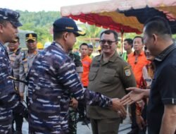 KRI Semarang-594 Tiba di Pelabuhan Gunung Sitoli Bawa Bantuan Bencana Alam di Kepulauan Nias