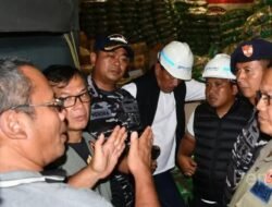 Danlanal Sibolga Bersama Forkopimda Sibolga Sambut Kedatangan KRI dr. Radjiman Wedyodiningrat-992 Pembawa Batuan Untuk Korban Bencana di Sumatera Utara