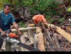 Cegah Banjir, Lanal Ranai Laksanakan Pembersihan Sampah Kayu di Pulau Midai