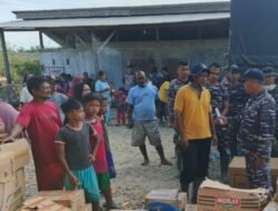 Prajurit Kodaeral I Bersama Lanal Lhokseumawe Laksanakan Debarkasi Bantauan Dari KRI SHS-990