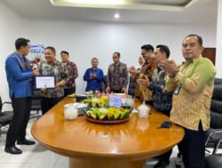 Momentum HUT ke-130 BRI, BRI Unit Anyar Berikan Penghargaan Masa Kerja kepada Kepala Unit