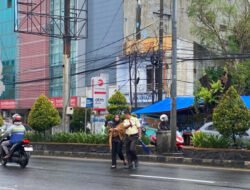 Utamakan Keselamatan Nasabah, Petugas Security BRI KC Cilegon Siap Bantu Penyeberangan dengan Aman