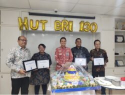 Dedikasi dan Loyalitas, BRI Cabang Hayam Wuruk Berikan Penghargaan Yubilaris 15 dan 20 Tahun dalam Rangka HUT ke-130